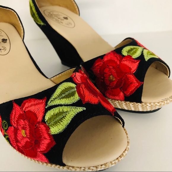 Mexican Embroidered Red Roses Wedge Sandals - Picture 5 of 7